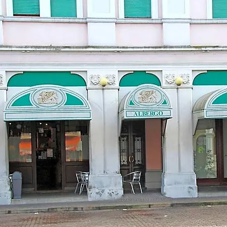 فندق Ristorante Leon D'oro نوفينتا دي بْيافي